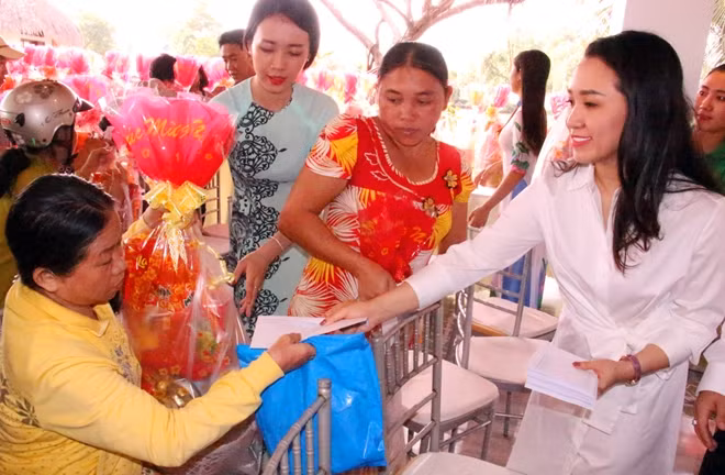 Bà Nguyễn Thị Ngọc Mai, Chủ tịch HĐQT Công ty Du lịch Minh Hải (Tập đoàn Phú Cường), chia sẻ: "Việc kinh doanh thuận lợi, trách nhiệm của mình là phải biết chia sẻ với cộng đồng, nhất là với những hoàn cảnh khó khăn, kém may mắn".