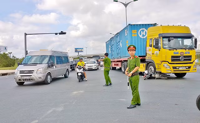 Lực lượng chức năng tiến hành điều tiết giao thông tại hiện trường.