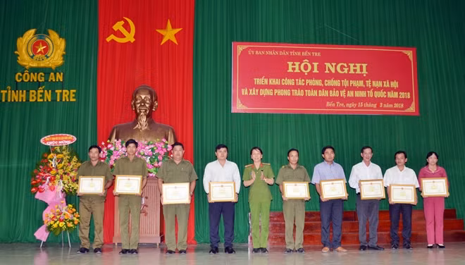 Đại tá Trần Thị Bé Nhân, Phó Giám đốc Công an tỉnh Bến Tre trao khen thưởng cho các tập thể, cá nhân.