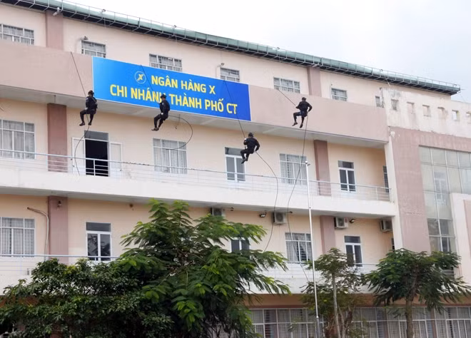 Sử dụng dây chiến thuật đột kích từ trên cao.
