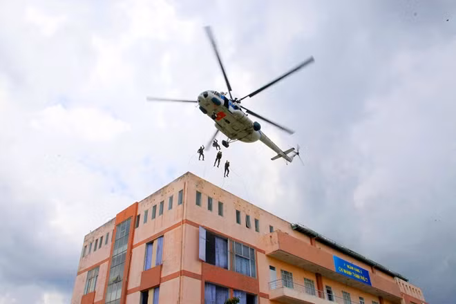 Trực thăng của lực lượng phòng không không quân Bộ Quốc phòng đưa quân tiếp viện.