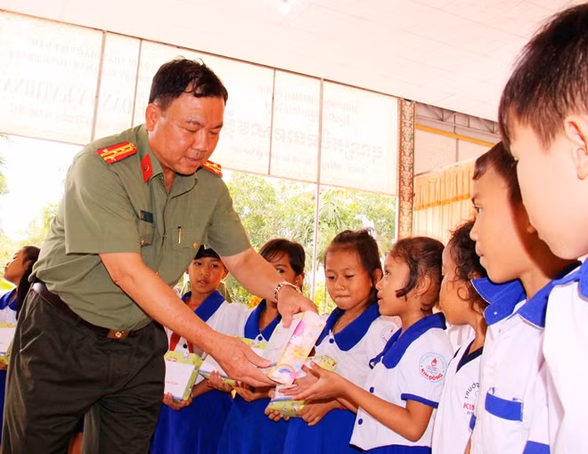 Đại tá Trần Ngọc Hạnh - Giám đốc Công an TP Cần Thơ động viên các em học sinh vượt khó học giỏi.