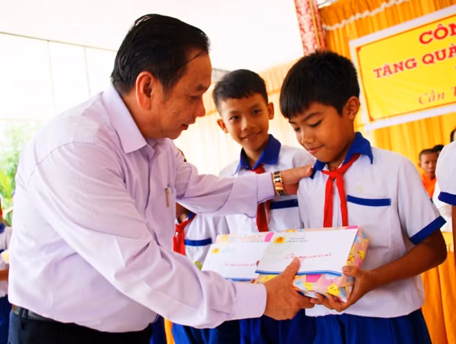 Ông Trần Quốc Trung - Bí thư Thành ủy TP Cần Thơ trao quà có học sinh dân tộc Khơ-me hiếu học.