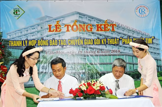Đại diện Bệnh viện Chợ Rẫy và Bệnh viện ĐKTƯ Cần Thơ đã tiếp tục kí kết hợp đồng chuyển giao gói kỹ thuật phẫu thuật tim nâng cao.