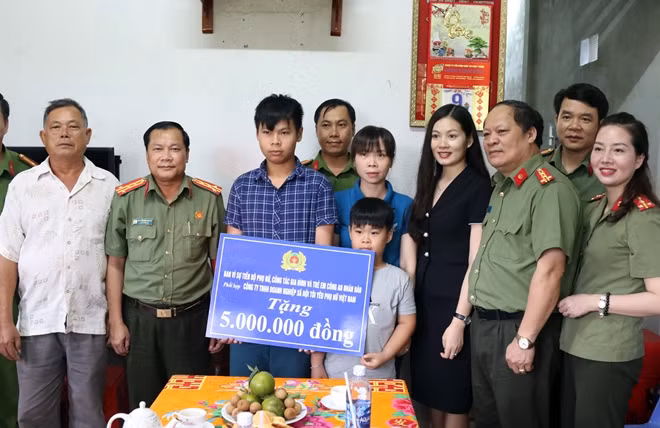 Đoàn công tác trao hỗ trợ cho một gia đình CBCS có con em bị khiếm khuyết.