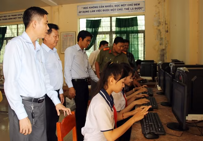 Các em học sinh trường THCS Thạnh Phú vui mừng vì lần đầu tiếp xúc với tin học.