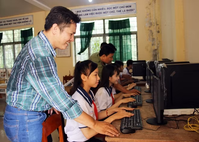 Ông Huỳnh Ngọc Minh Tuấn cho biết, gia đình ông vui mừng khi được phối hợp cùng Báo CAND hỗ trợ 5 bộ máy vi tính để học sinh vùng sâu tiếp cận gần hơn với công nghệ thông tin.