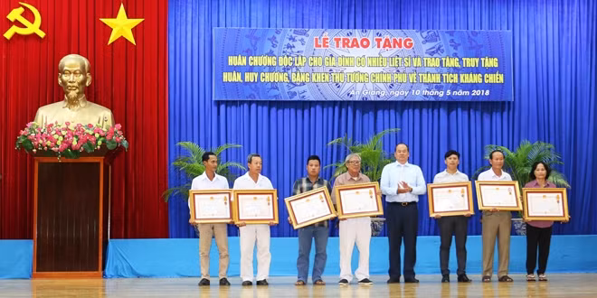 Đồng chí Nguyễn Thanh Bình, Phó Chủ tịch UBND tỉnh An Giang thừa ủy quyền Chủ tịch nước, Thủ tướng chính phủ trao tặng Huân, Huy chương, Bằng khen về thành tích kháng chiến cho các gia đình liệt sĩ, cán bộ tại tỉnh An Giang.