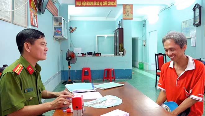 Anh Ngô Liên Tấn mang tiền nhặt được đến giao nộp Công an phường Mỹ Long với mong muốn trả lại cho người mất.