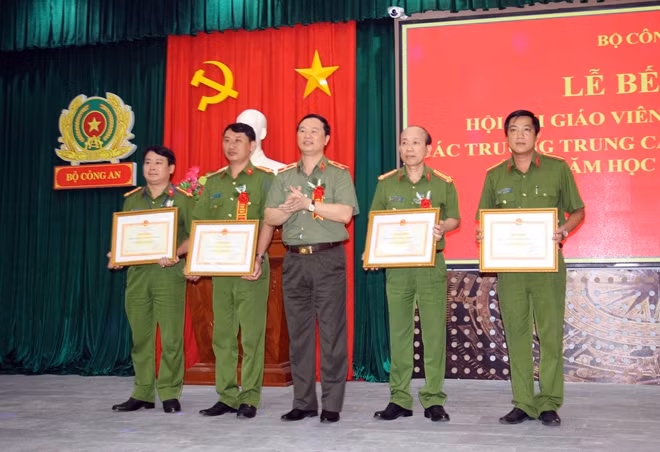 BTC trao bằng khen toàn đoàn cho các đơn vị tham gia.