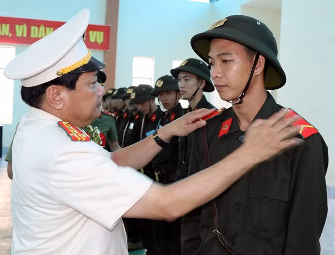 Đại tá Nguyễn Văn Thuận, Phó Giám đốc Công an TP Cần Thơ động viên các chiến sĩ tham gia nghĩa vụ Công an tại Trung tâm Huấn luyện và Bồi dưỡng nghiệp vụ.