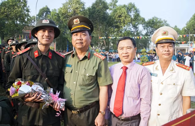 Đại tá Trần Ngọc Hạnh, Giám đốc Công an TP Cần Thơ động viên các thanh niên trúng tuyển nghĩa vụ Công an năm 2018.