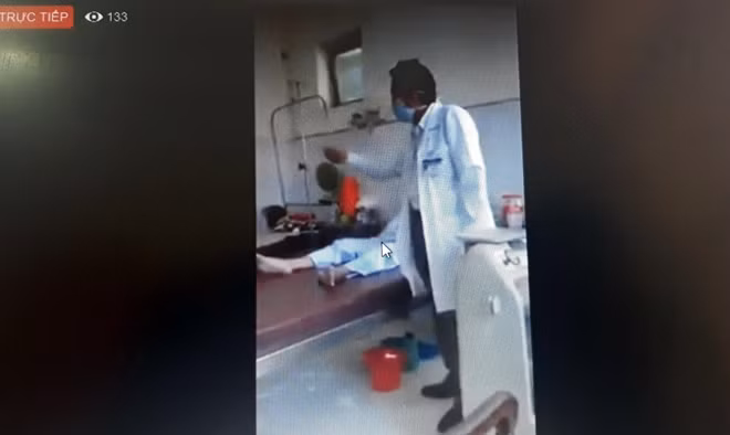 Hình ảnh Bác sĩ Ngạn có lời lẽ không đúng mực với bệnh nhân, người nhà bệnh nhân. (Ảnh cắt từ clip).