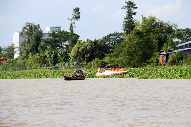 Tuy nhiên, do mực nước sông Hậu chảy siết, dâng cao gây khó khăn cho công tác tìm kiếm.