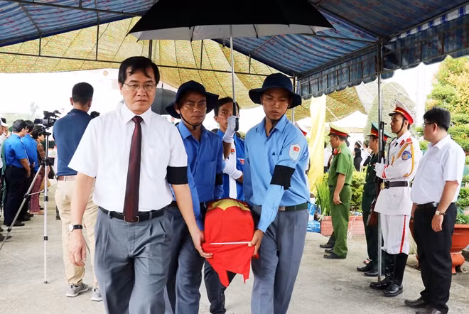 Các nghi thức tại lễ truy điệu, an táng được thực hiện trang trọng.