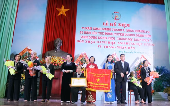 Chủ tịch Quốc hội Nguyễn Thị Kim Ngân và Bí thư Tỉnh ủy Bến Tre Võ Thành Hạo thay mặt Đảng và Nhà nước trao tặng danh hiệu Anh hùng Lực lượng vũ trang nhân dân cho “Đội quân tóc dài” Bến Tre.