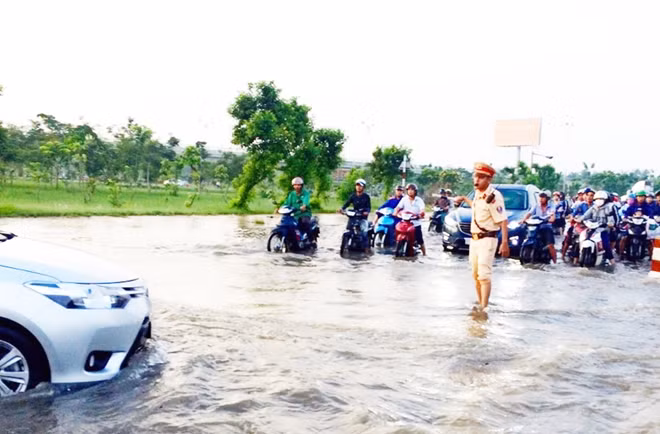 Phân luồng điều tiết giao thông tại những nơi ngập sâu.