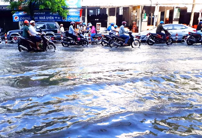 Triều cường "uy hiếp" nội ô TP Cần Thơ.
