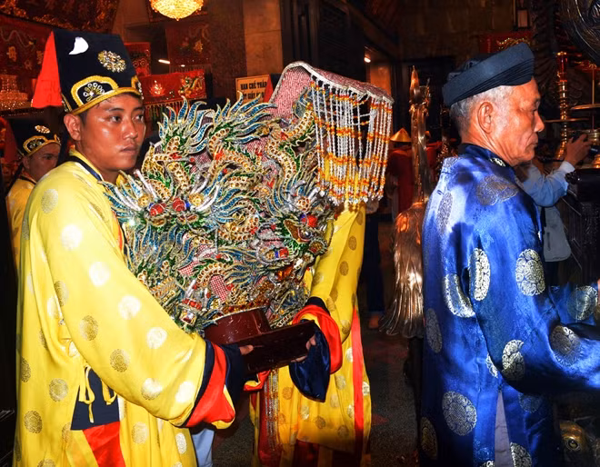 Lễ phục hiện rước Vía Bà Chúa Xứ được thực hiện trang nghiêm thu hút du khách và nhân dân trong vùng.