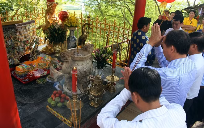 Nghi thức rước Vía Bà Chúa Xứ tại nơi Bà ngự trên đỉnh núi Sam.