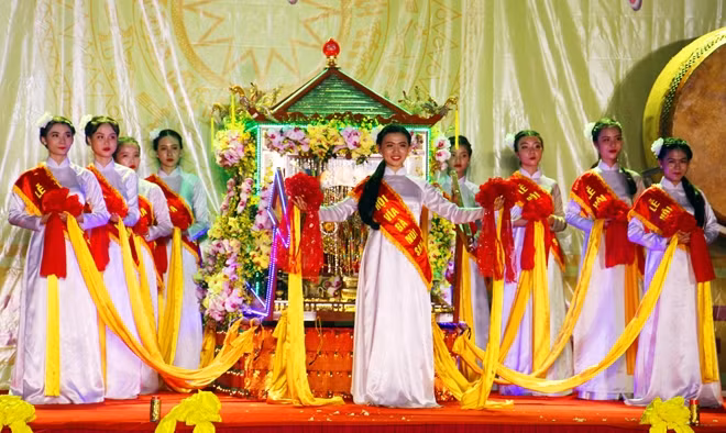 Chín cô gái thực hiện nghi thức khiêng kiệu Bà xuống núi.