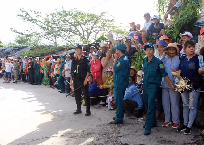 Công tác an ninh được đảm bảo với nhiều chốt, trạm được bố trí dọc theo tuyến đường rước Bà.