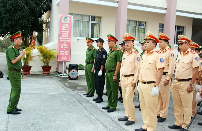 Đại tá Huỳnh Đấu Tranh, Phó Giám đốc Công an TP Cần Thơ phát động lễ ra quân.