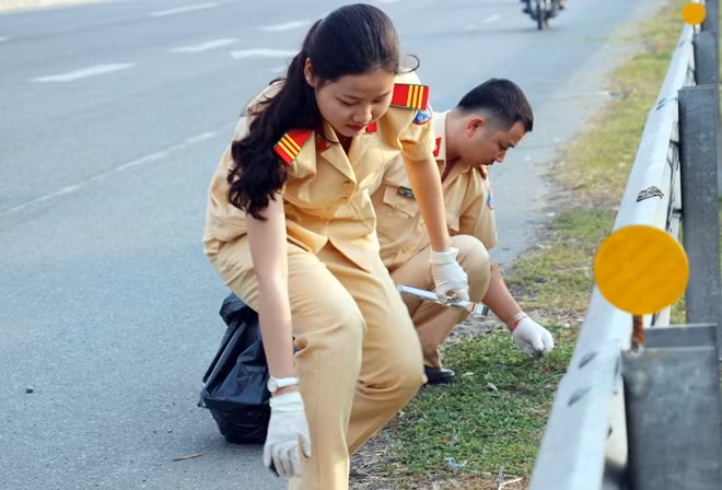 Cán bộ chiến sĩ lao động hăng say, tích cực trong không khí vui tươi ngày giáp Tết.
