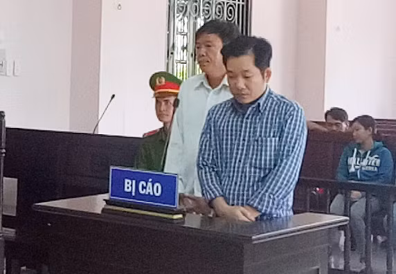 Bị cáo Phan Văn Tập và Nguyễn Thiện Hồng (áo trắng). Bị cáo Phan Văn Tập và Nguyễn Thiện Hồng (áo trắng).