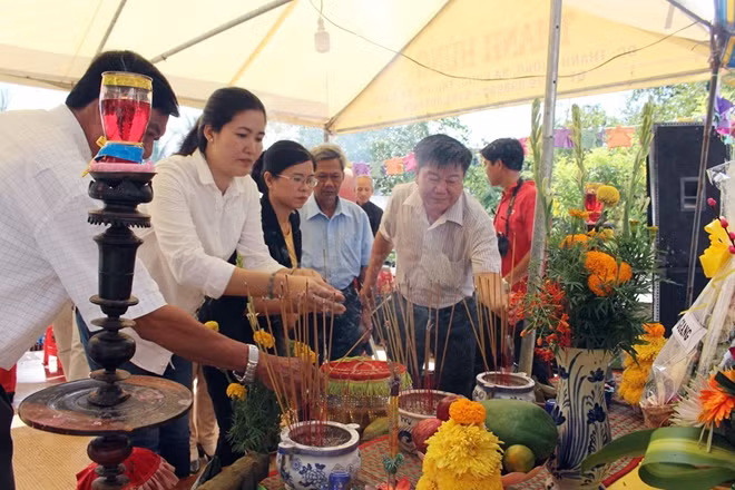 Chính quyền địa phương và nhân dân thắp hương tại Lễ giỗ.