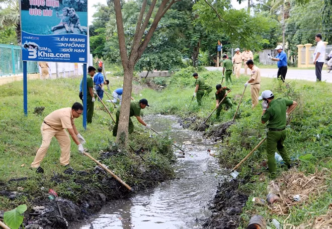 CBCS Công an tỉnh An Giang khơi thông kênh rạch.