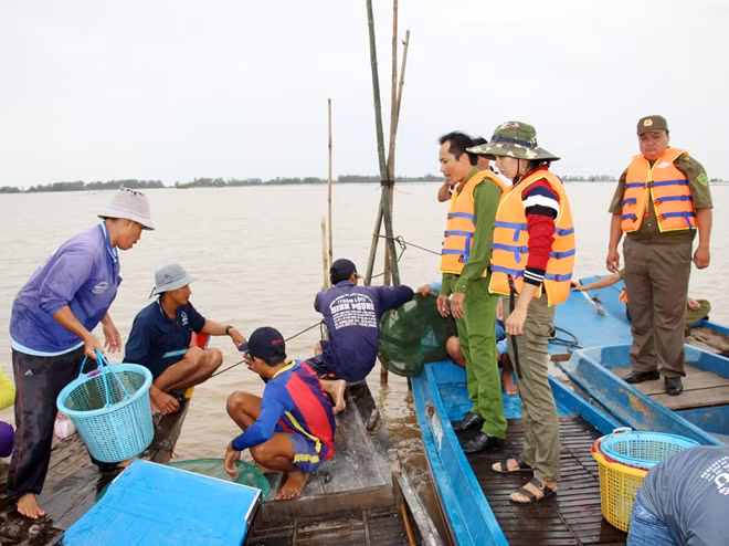 "Ra tận đồng, tuyên truyền tận ghe" cho bà con vùng biên giới.