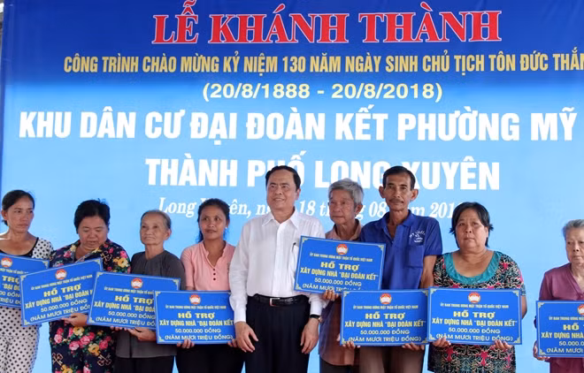 Đồng chí Trần Thanh Mẫn trao hỗ trợ cho các gia đình xây nhà Đại đoàn kết.