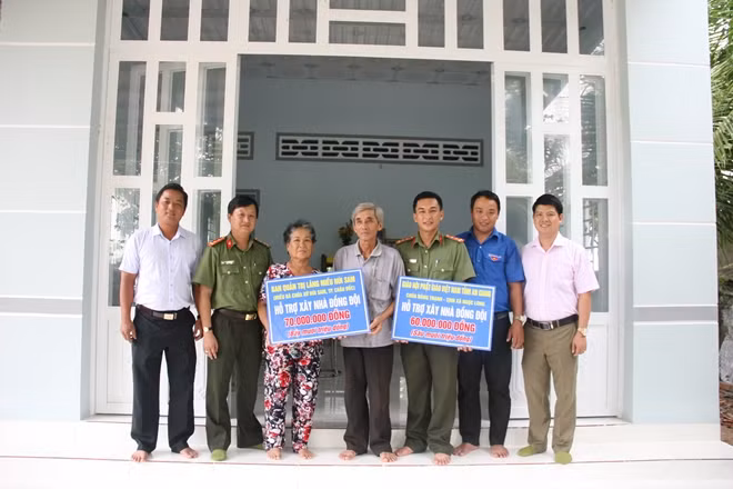 Đoàn Thanh niên Công an tỉnh An Giang bàn giao hỗ trợ xây nhà cho Đại úy Dương Vũ Phương.
