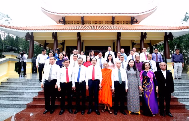 Đoàn đại biểu Ban Thường trực Ủy ban Trung ương MTTQ Việt Nam tại Khu lưu niệm Chủ tịch Tôn Đức Thắng.