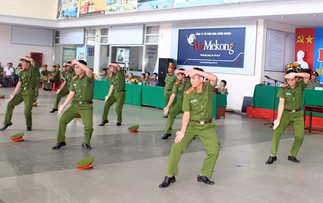 Các đội thực hiện phần thi võ thuật.