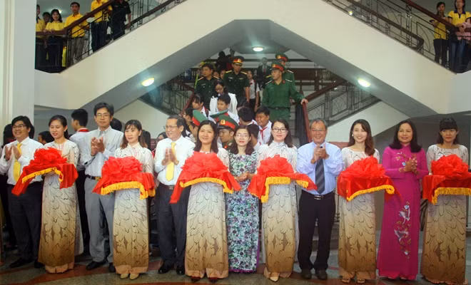 Đại biểu cắt băng khai mạc triển lãm.