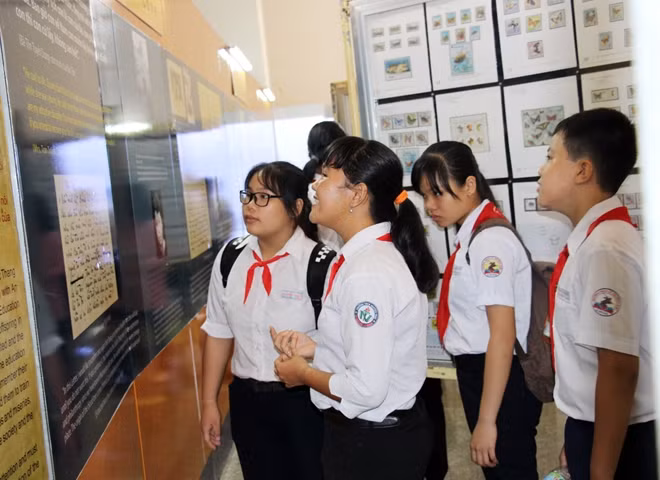 Với những chủ đề khác nhau, từng bộ tem đã góp phần giáo dục lòng yêu nước, yêu quê hương, yêu những giá trị, phẩm chất cao đẹp của cuộc sống đối với các em học sinh.