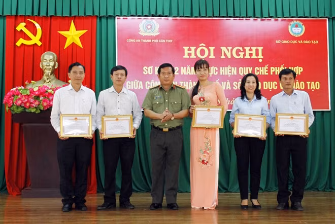 Đại tá Đinh Văn Nơi, Phó Giám đốc Công an TP Cần Thơ trao giấy khen cho cá tập thể, cá nhân có thành tích xuất sắc trong thực hiện quy chế phối hợp.