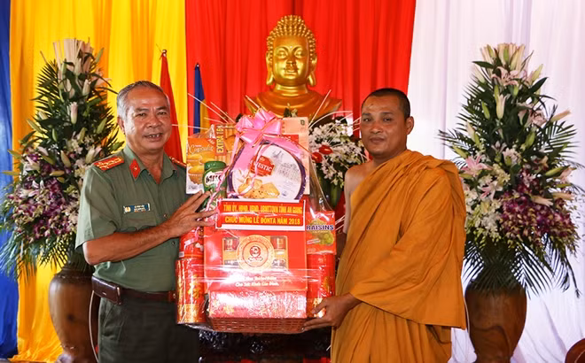 Đại tá Lê Văn Tiền, Phó Giám đốc Công an tỉnh An Giang tặng quà các vị Hòa thượng, Thượng tọa, sư sãi dịp lễ Đôn ta.