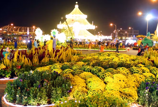 Trăm hoa đua sắc tại các tiểu cảnh.