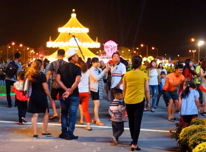 Người dân địa phương và du khách trong ngoài nước thích thú với khung cảnh mùa Xuân tại TP Rạch Giá.