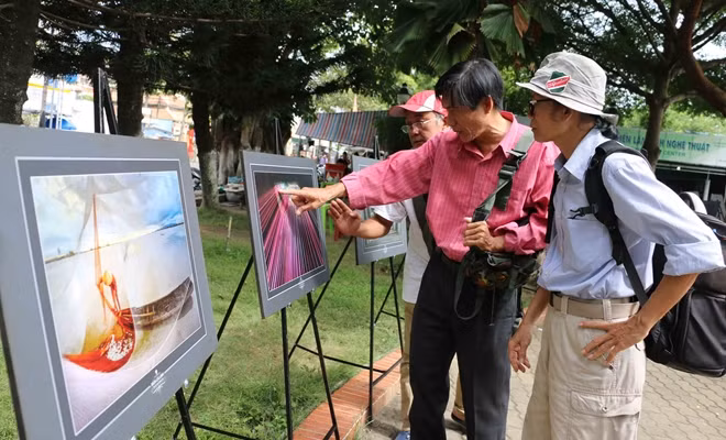 Đại biểu thích thú với các tác phẩm tại Liên hoan.