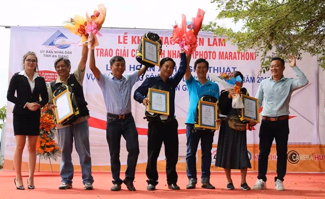 BTC trao thưởng cho các tác giả có tác phẩm xuất sắc.