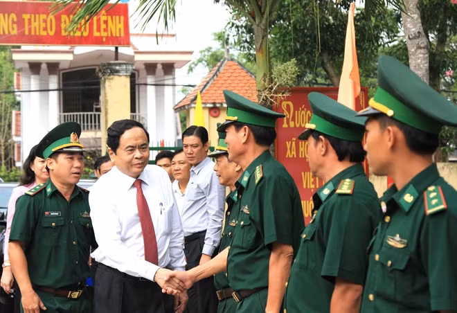 Chủ tịch Trần Thanh Mẫn thăm hỏi các chiến sĩ đồn biên phòng Nhơn Hưng, huyện Tịnh Biên, tỉnh An Giang.
