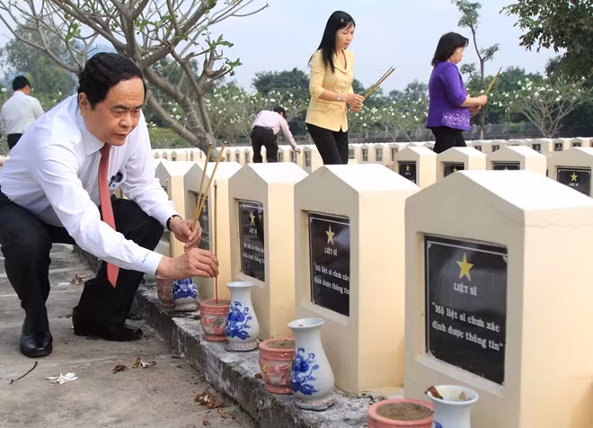 Chủ tịch Trần Thanh Mẫn dâng hương các anh hùng liệt sĩ tại Nghĩa trang liệt sĩ Dốc Bà Đắc.