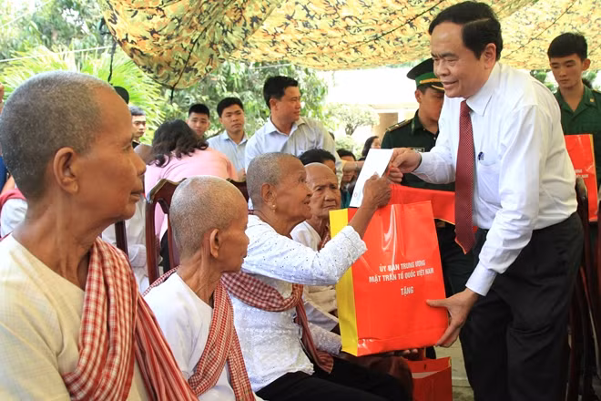 Chủ tịch Trần Thanh Mẫn tặng quà Tết bà con nghèo 2 huyện biên giới Tịnh Biên và Tri Tôn.