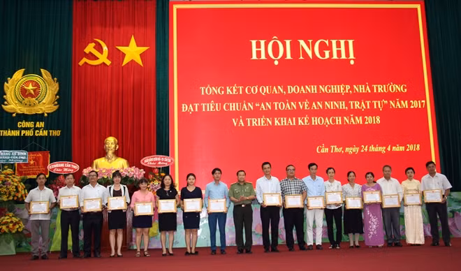 Đại tá Nguyễn Văn Thuận, Phó Giám đốc Công an TP Cần Thơ trao giấy khen cho các đơn vị có thành tích xuất sắc trong phong trào Toàn dân bảo vệ ANTQ.