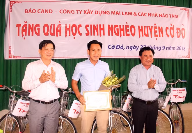 Đại diện huyện Cờ Đỏ trao thư cảm ơn cho ông Đặng Văn Hoàng.