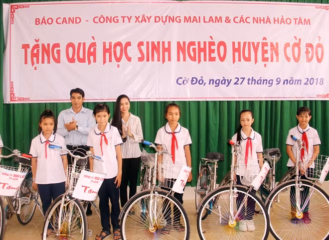 Diễn viên Bích Trâm cùng lãnh đạo xã Thạnh Phú tặng xe cho học sinh nghèo trên địa bàn.